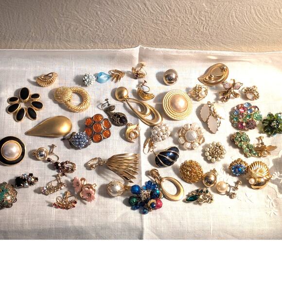 Lot of Vintage Gold Tone Clip On Screw Back Single Earrings - Picture 1 of 9